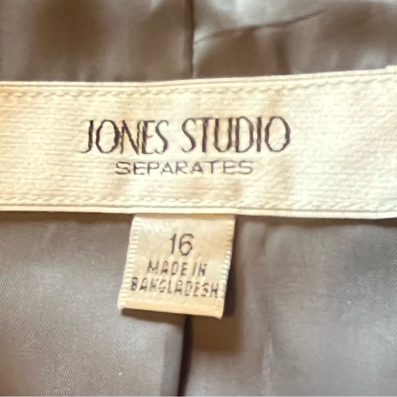Office wear, Gray Jone’s Studio blazer. - Picture 5 of 6